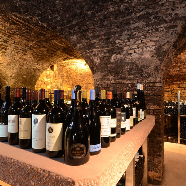 … internationale Weingrößen zur Magnumprobe auf Weingut Robert Weil