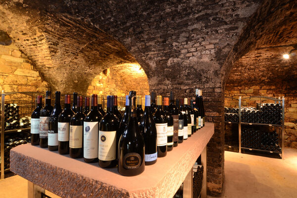… internationale Weingrößen zur Magnumprobe auf Weingut Robert Weil